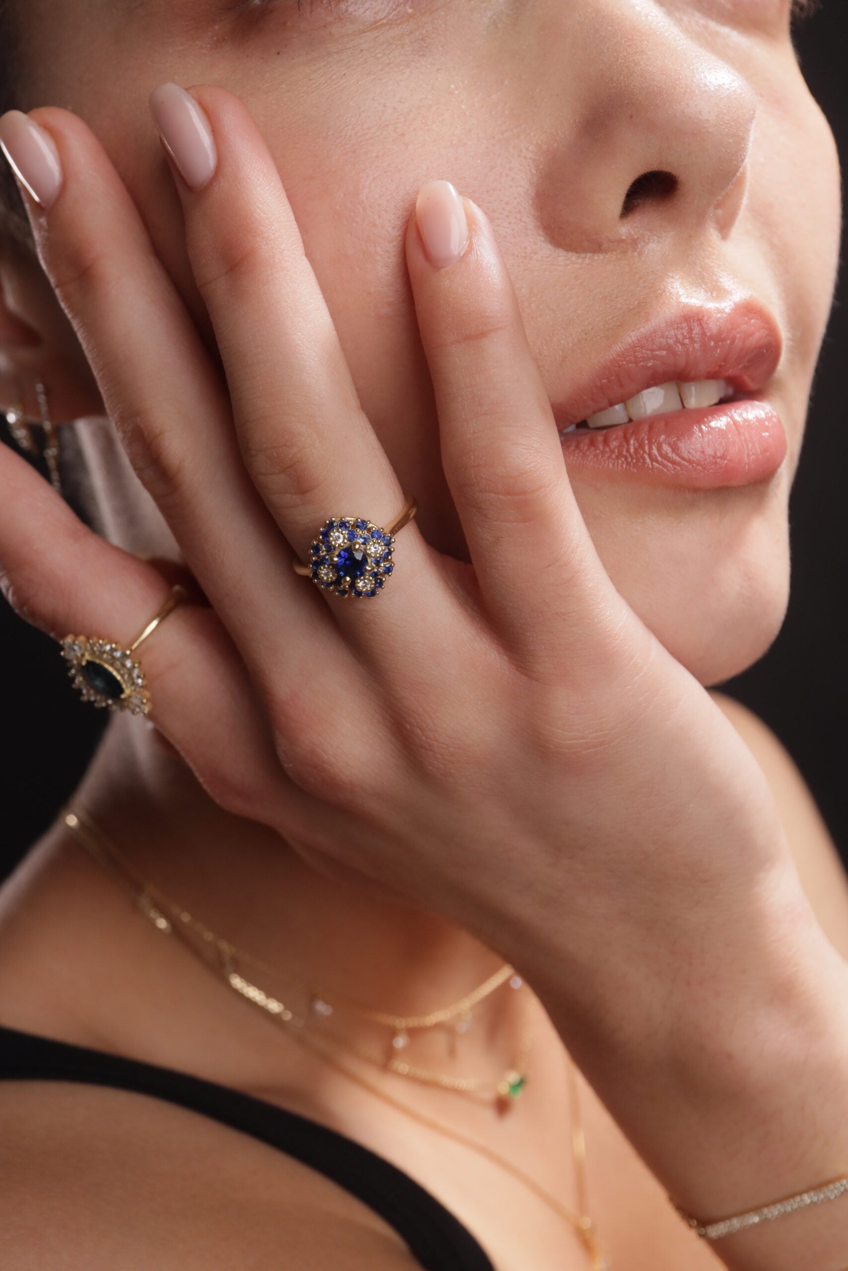 Maggie flower ring in Sapphire