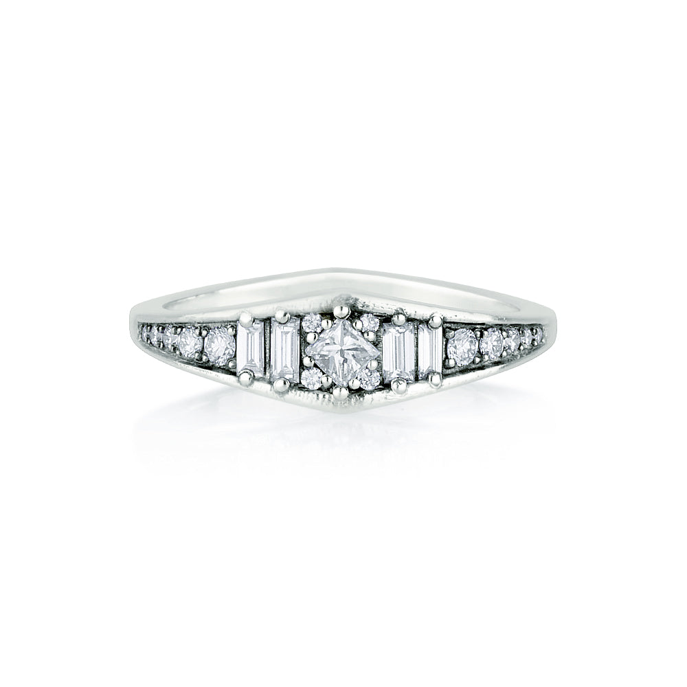 Marilyn ring in white diamonds